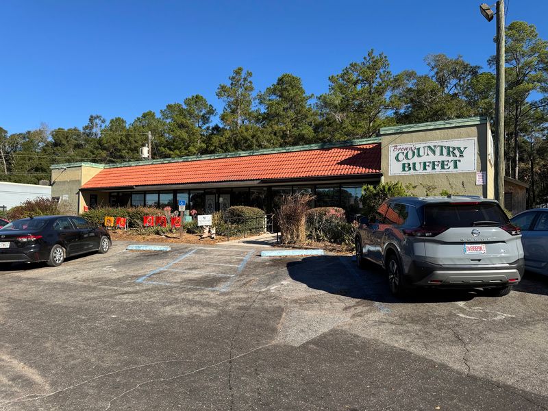 Fried Chicken, Pork Chops And Banana Pudding Fill Your Plate At This Long-Standing Florida Country Buffet - Decor Hint A Plain Building on US 441