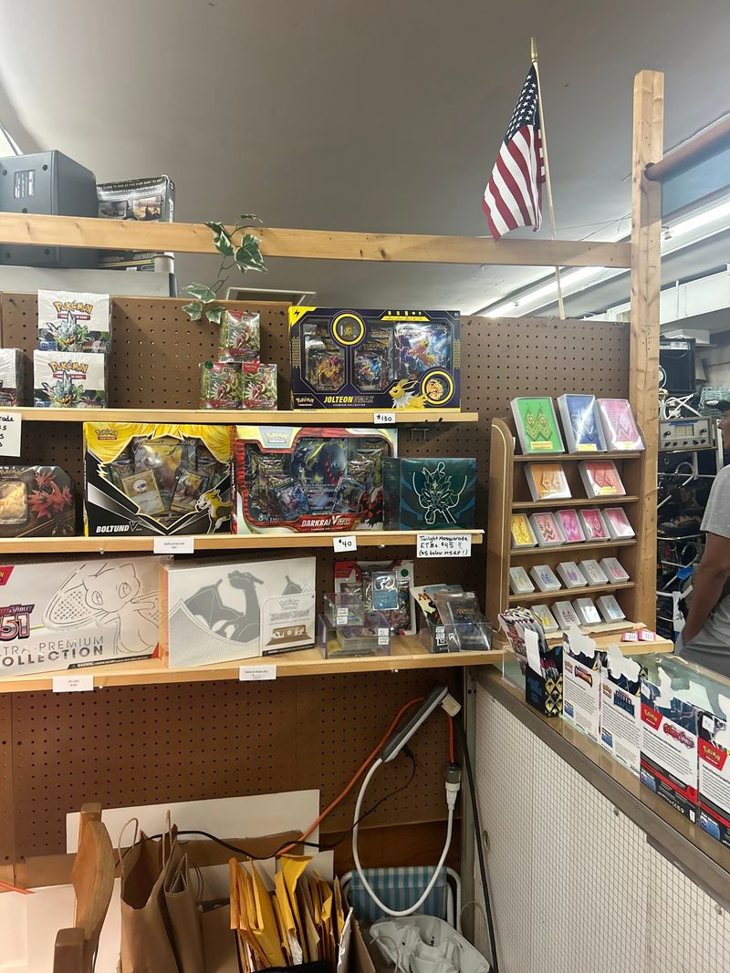 You Could Easily Lose A Whole Day At This Gigantic Flea Market In Massachusetts - Decor Hint No Two Sundays Look Alike