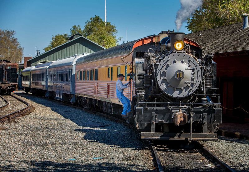 Tickets Are Already Selling For California’s Magical Christmas Train To The North Pole - Decor Hint Real Vintage Locomotives Lead The Way