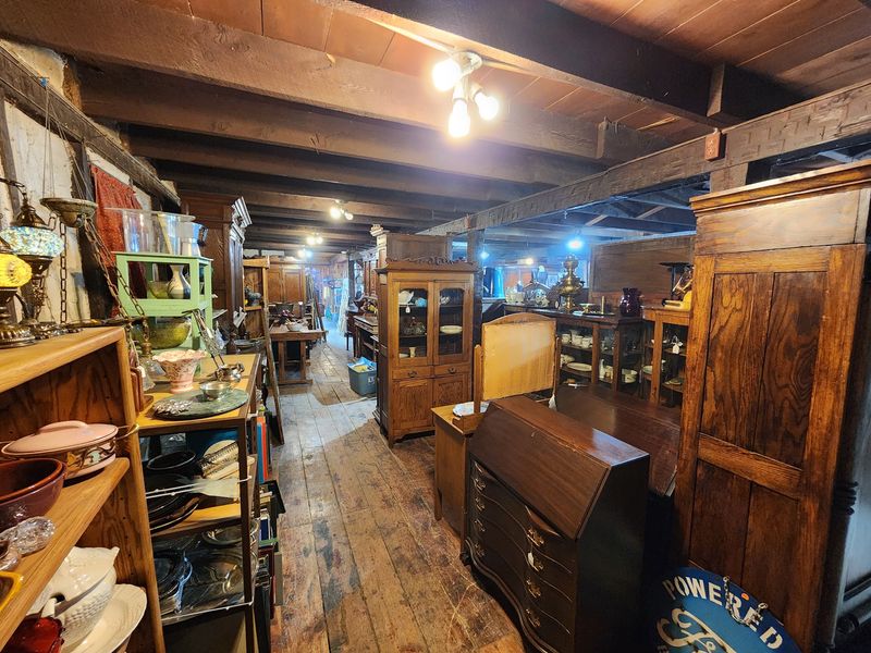 This Idaho Antique Shop Lets A Crew Of Rescued Cats Nap Among The Vintage Shelves - Decor Hint Wardrobes, Sideboards, And Sturdy Oak