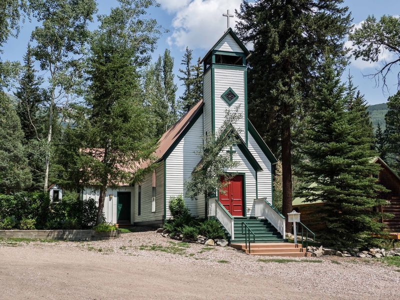 Small-Town Life With Big Mountain Manners