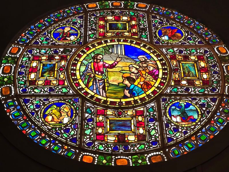Windows Made of Thousands of Pieces