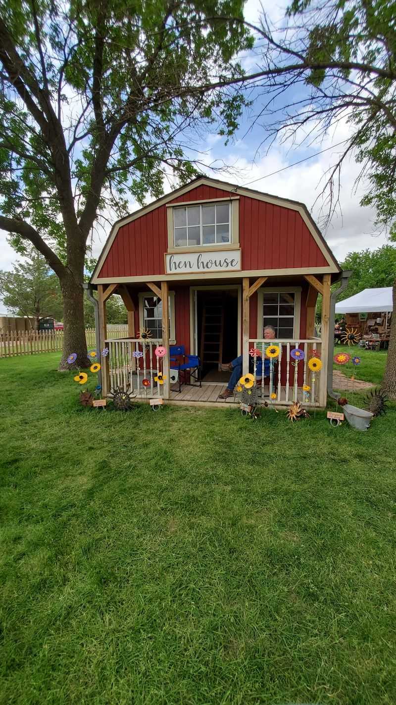 Nebraska's Coziest Fall Tradition Is Hiding In This Barn - Decor Hint Shuttle Rides And Smart Parking