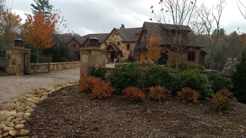 Most Travelers Head To Highlands And Miss This Quiet North Carolina Mountain Town Entirely - Decor Hint Ford, Edison And Rockefeller Once Discovered This Mountain Escape Too