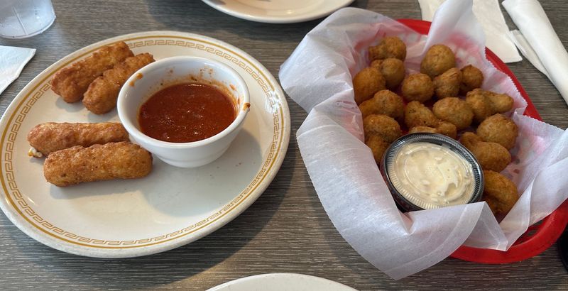 This Old-School Georgia Restaurant Has Been Serving Its Famous Greek-Style Pizza Since 1977 - Decor Hint Starters Turn Ordering Into A Group Project
