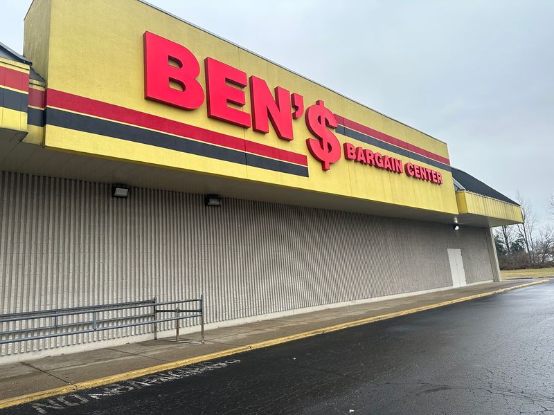 People Drive From All Over Kentucky To Shop At This Enormous Discount Store - Decor Hint The Sign You Can Spot From A Quarter Mile