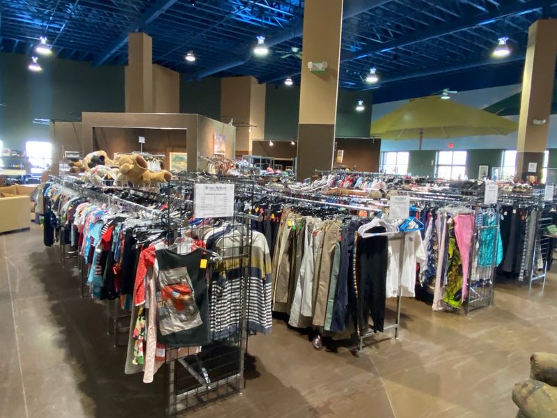 11 Massive California Thrift Stores With Over 15,000 Square Feet Of Secondhand Finds - Decor Hint Coachella Valley ReStore
