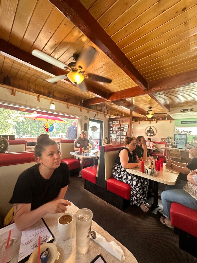 Heart Rock Diner, Crestline