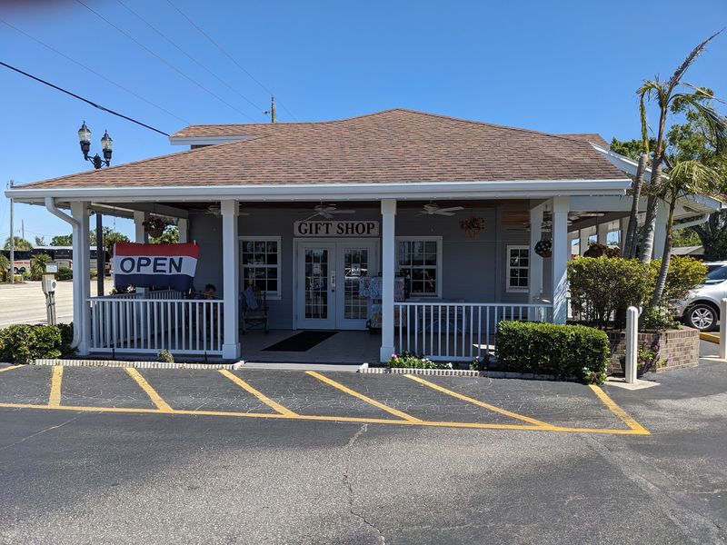 This Amish Kitchen In Florida Bakes More Than Twenty Kinds Of Pie Every Morning - Decor Hint The Gift Shop, Market, and Pie Counter Next Door