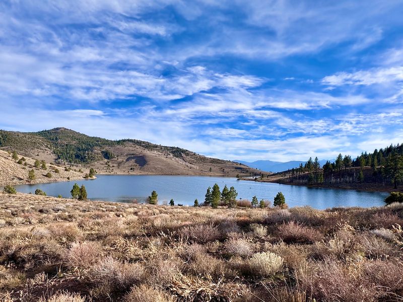 This Lesser-Known California Mountain Town Explodes With Fall Color Before Most People Expect - Decor Hint Heenan Lake Adds Water And Mountain Views To The Colors