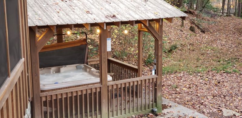 Cabins, Hot Tubs, And Mercier Orchards Nearby