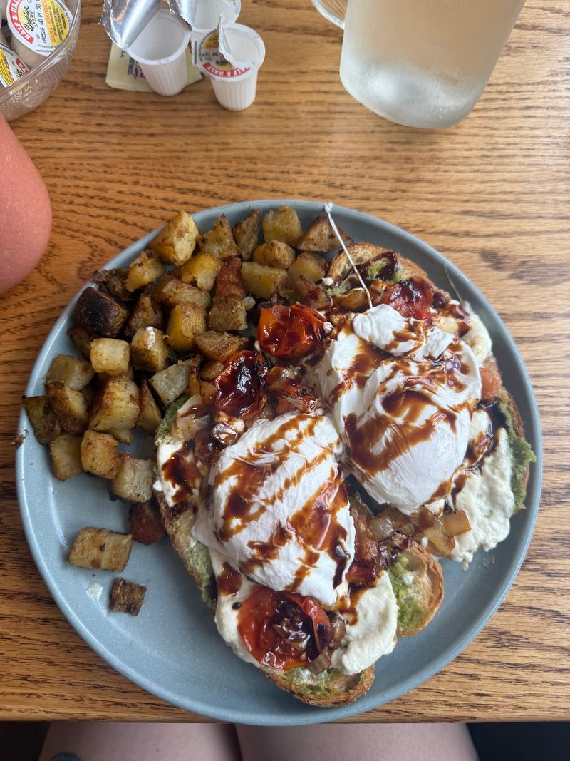 The Biscuits And Gravy At This Connecticut Diner Keep Locals Coming Back - Decor Hint Corned Beef Hash Gets The Same Scratch-Made Treatment