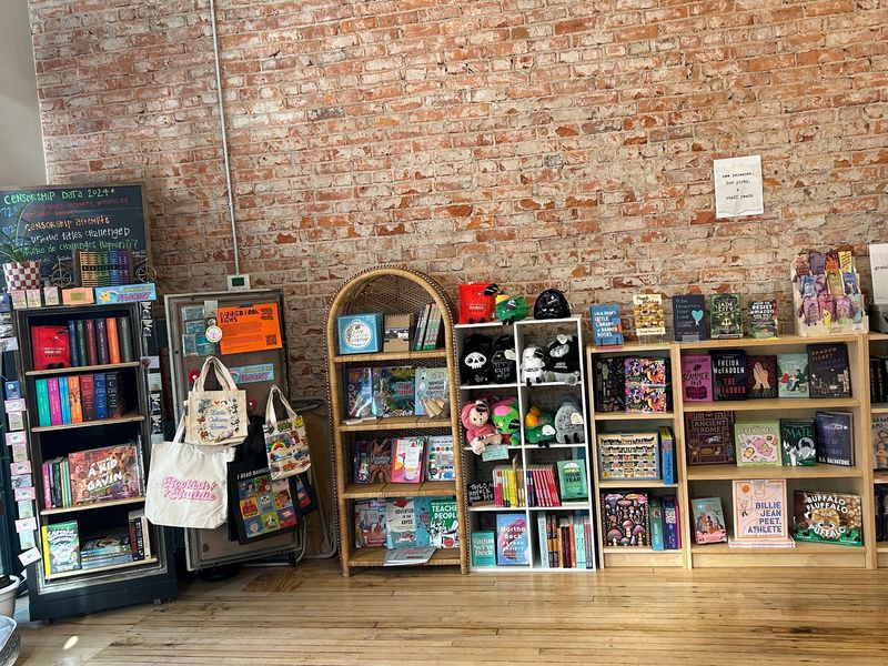 Books in Spanish on Shelves That Are Hard to Find in Nebraska