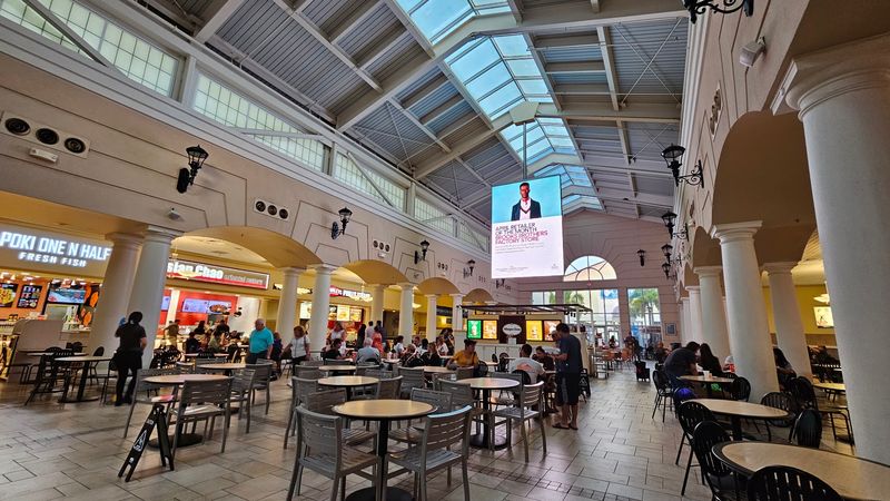 A Food Court Built for Recharging