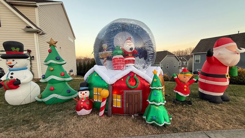 Red, Green And White Lights Keep Downtown Glowing For 26 Straight Nights