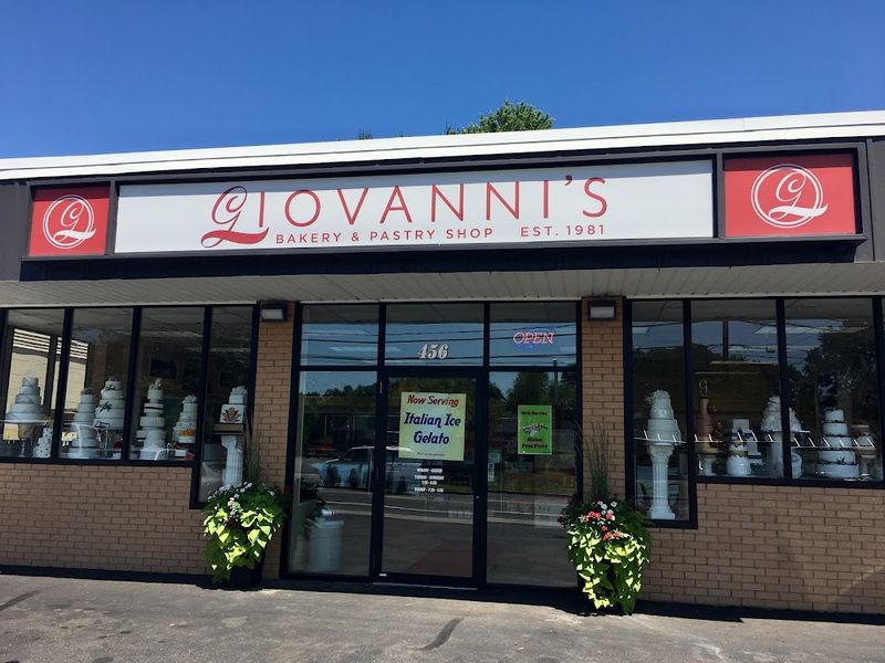 A Familiar Neighborhood Spot Keeps Regulars Close