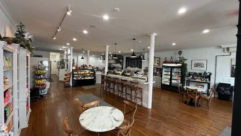 Petraroia Deli, Litchfield