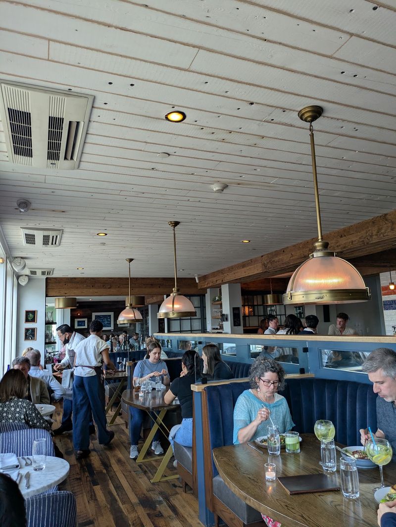 Coastal Style Keeps The Dining Room Refined