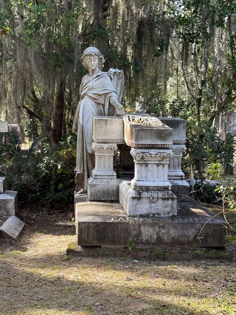 These 10 Georgia Places Are Known For Their Eerie Paranormal Legends - Decor Hint Bonaventure Cemetery