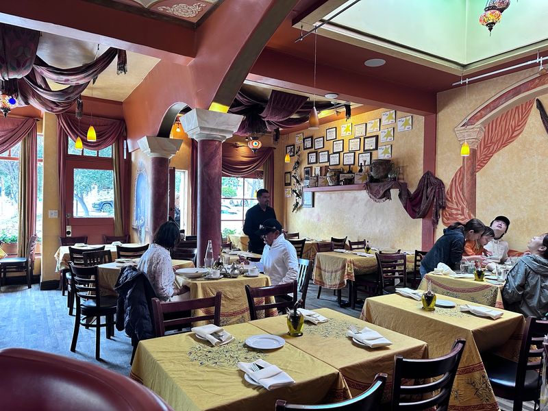 This California Town Of Fewer Than 4,000 People Somehow Has More Than 60 Restaurants - Decor Hint Dametra Cafe - Mediterranean And Greek Food With Live Music