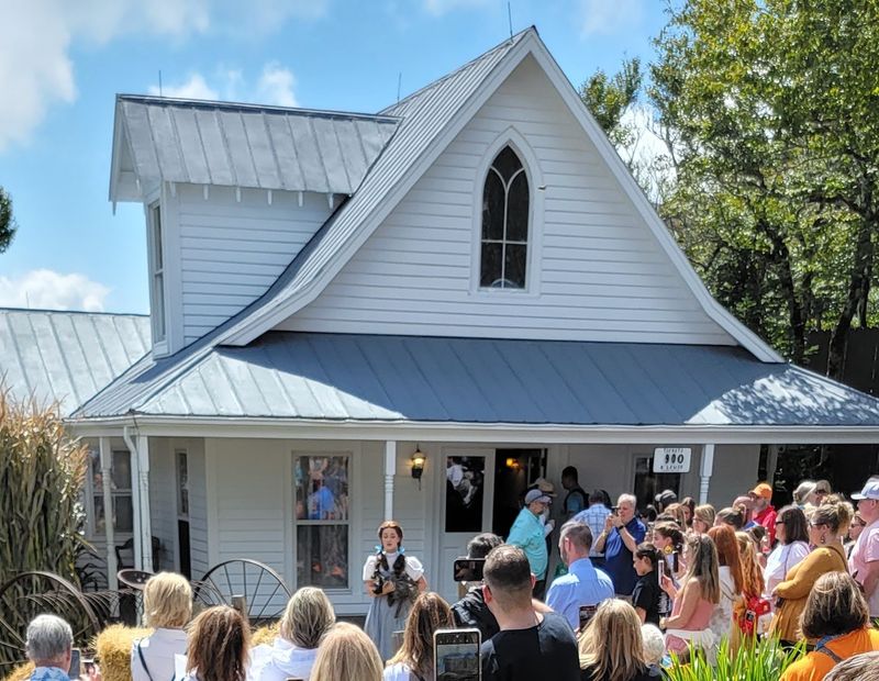 This 33-Year-Old North Carolina Festival Is About To Return To Its Famous Yellow Brick Road - Decor Hint The Emerald City Returns With Shows, Vendors, And Festival Energy