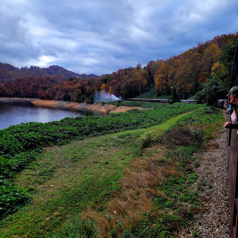 This 4.5-Hour North Carolina Train Ride Might Be The Most Unforgettable Way To See Fall - Decor Hint Turn The Four-And-A-Half-Hour Ride Into A Full Autumn Adventure