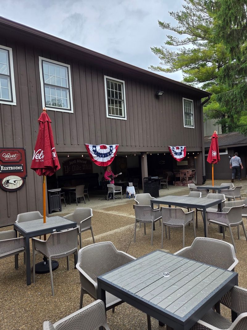 This Ohio Destination Pairs More Than 40 Ice Cream Flavors With 20 Acres Of Family Fun - Decor Hint Music, Games And Extras
