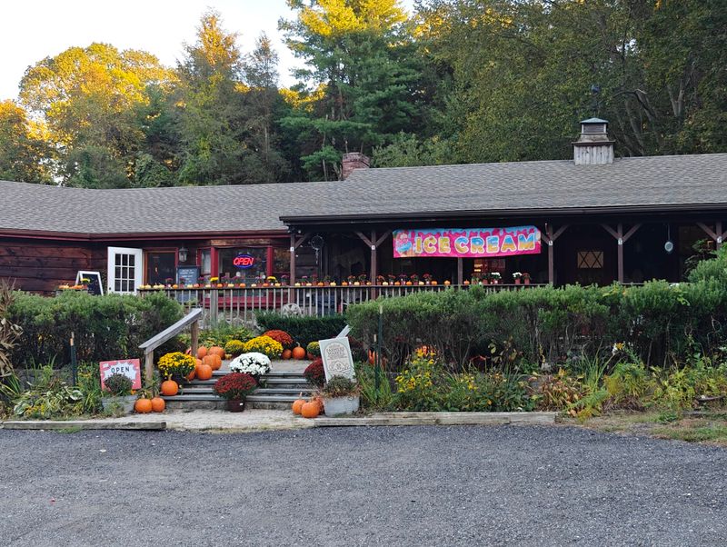Oronoque Farms Gift & Bakery, Shelton