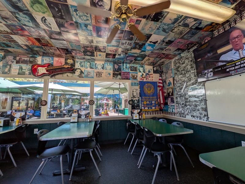 Happy Burger Diner, Mariposa