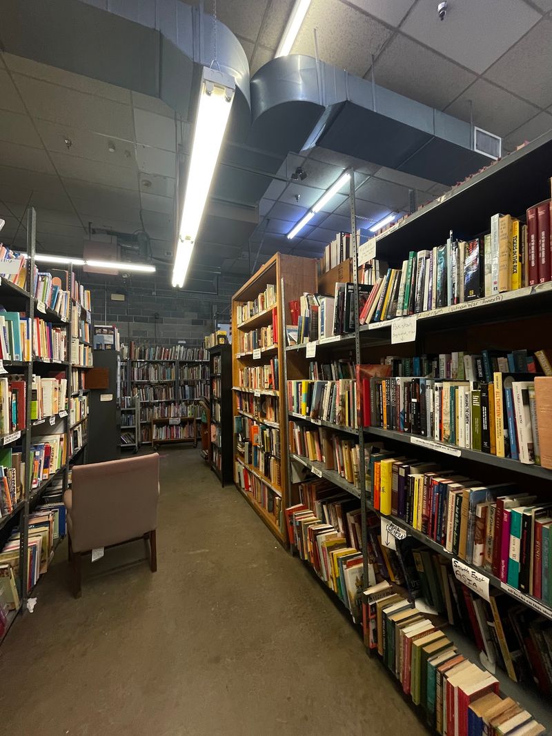 Get Lost In Maryland’s Massive Bookstore That Feels Like A Labyrinth - Decor Hint That Old Paper Smell You Cannot Fake