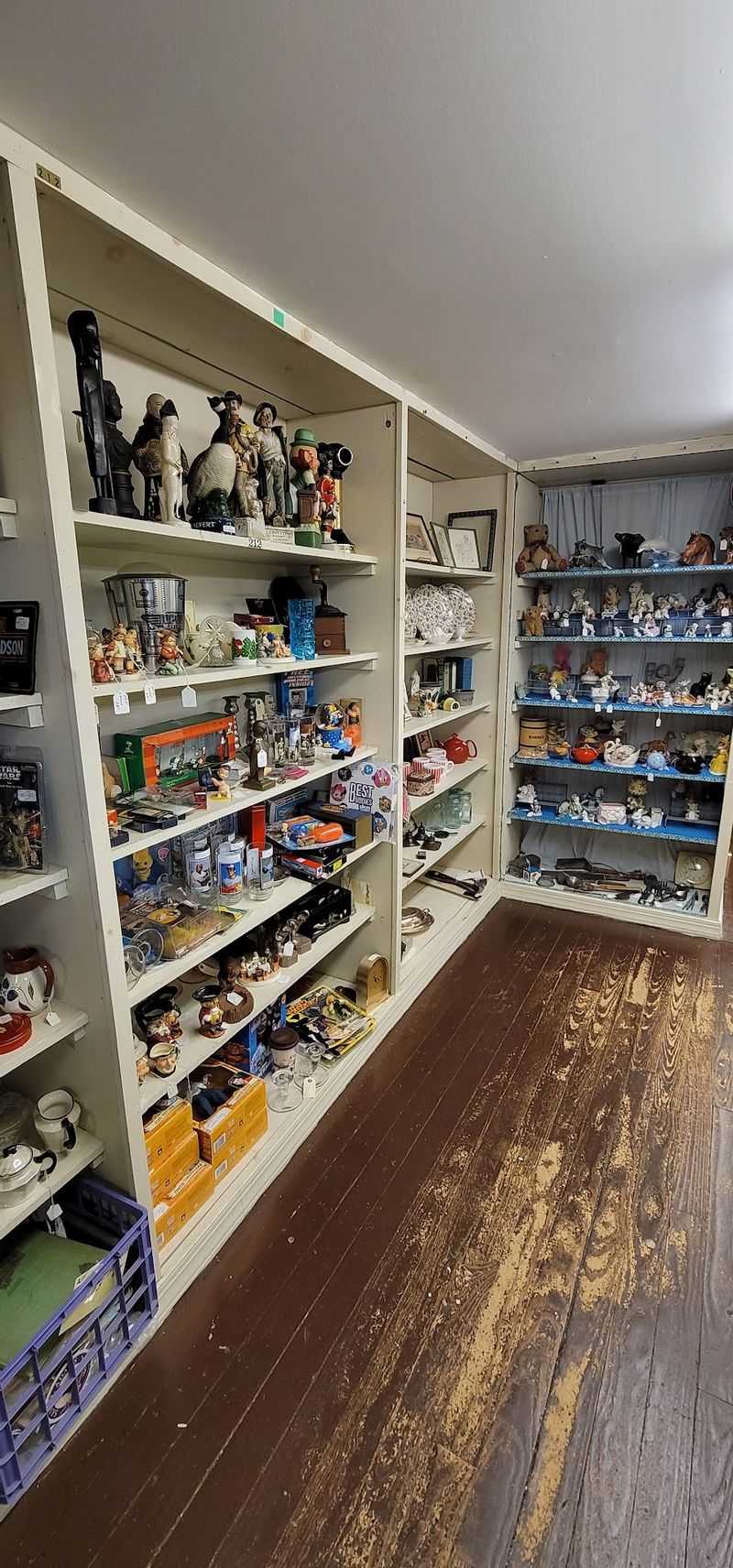 Antiques Marketplace At Bugbee's On Main, Putnam