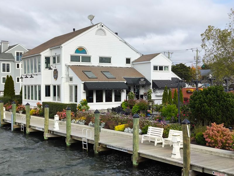 We Ranked 11 Of Connecticut's Best Seafood Restaurants And Here Are The Results - Decor Hint S&P Oyster Restaurant And Bar, Mystic