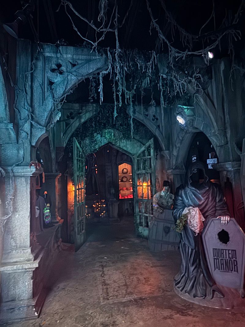 8 Spooky Florida Destinations That Feel Completely Different After Dark - Decor Hint Mortem Manor Haunted Attraction, Kissimmee