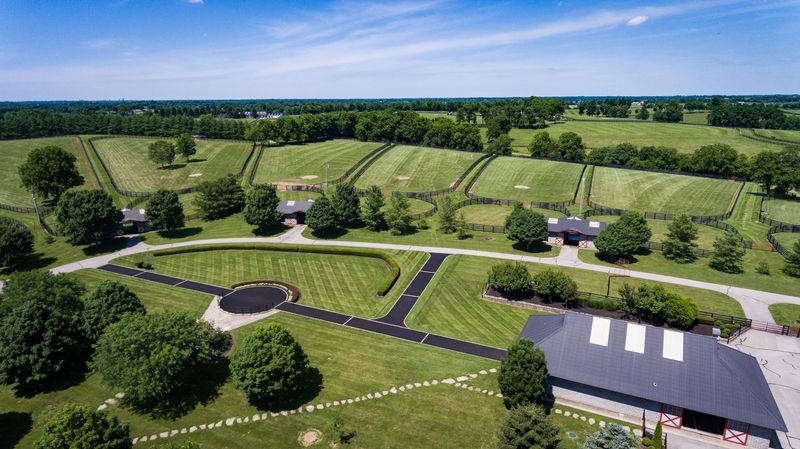 This Kentucky Farm Lets You Spend An Afternoon Grooming Horses In The Heart Of Bluegrass Country - Decor Hint From Small Barn To Big Business