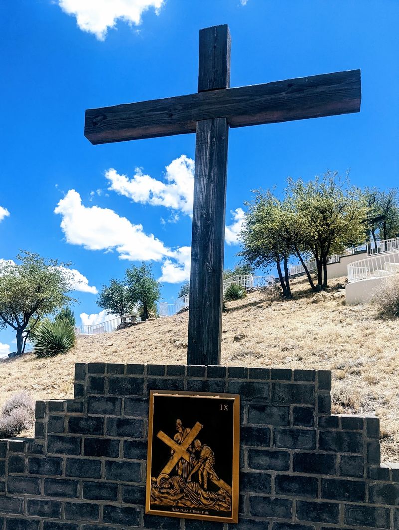 A 75-Foot Cross Rises Above This Arizona Shrine And Welcomes Pilgrims Year-Round - Decor Hint Six Hundred Steps Of Reflection