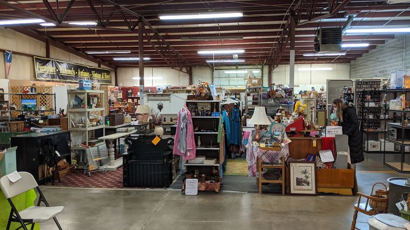 10 Bazaars In West Virginia Where Your Money Goes Further Than You’d Expect - Decor Hint Rt. 340 Harpers Ferry Indoor/Outdoor Flea Market