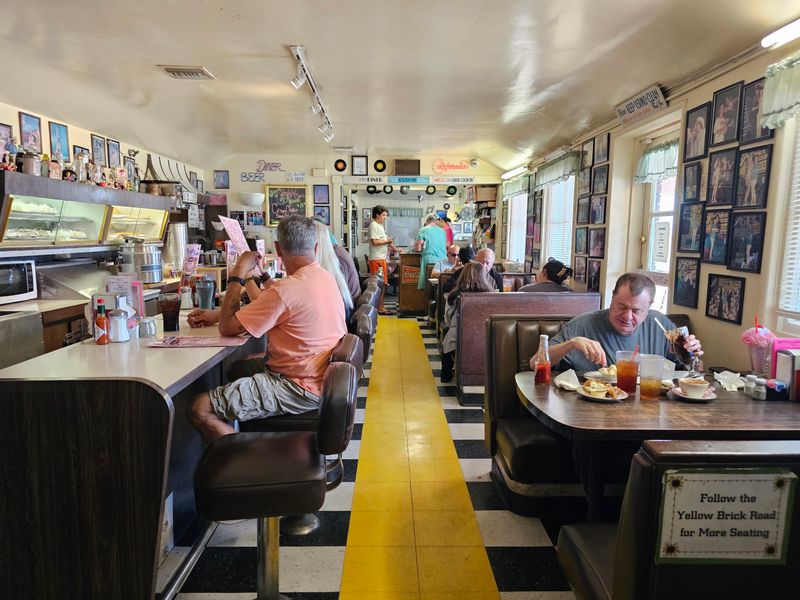 Peggy Sue's 50's Diner, Yermo