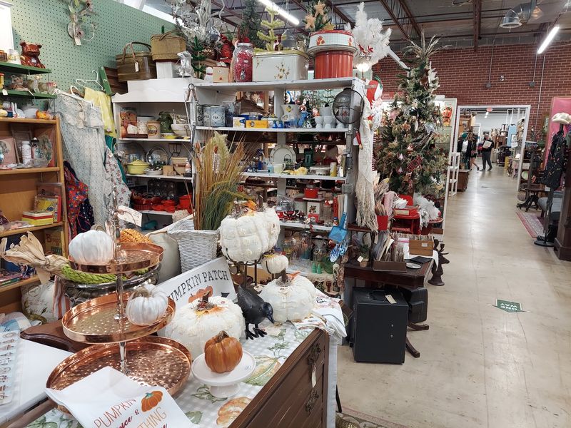 This Enormous Tennessee Antique Mall Packs 24,000 Square Feet With Vintage Finds - Decor Hint Flea Markets And Holiday Events