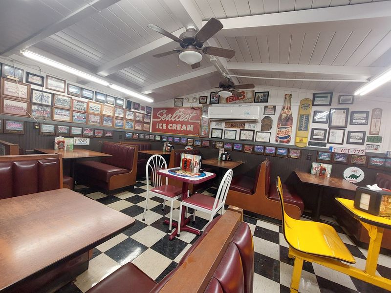 People Drive From All Over Tennessee Just To Eat At This Retro 1950s Burger Joint - Decor Hint Plan A Smooth Stop