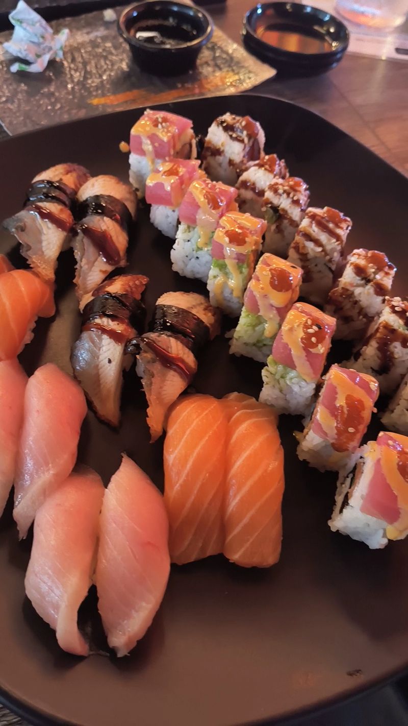 This Idaho All-You-Can-Eat Sushi Restaurant Keeps Fresh Rolls Coming To The Table - Decor Hint Fresh Fish Front And Center