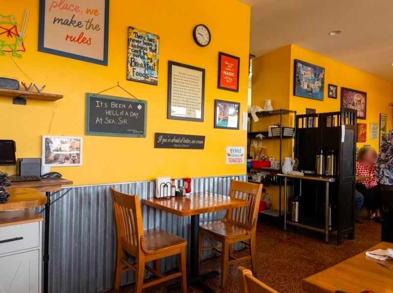 10 California's Central Coast Cafés Where Breakfast Comes With An Ocean View - Decor Hint Frankie and Lola's Front Street Cafe, Morro Bay