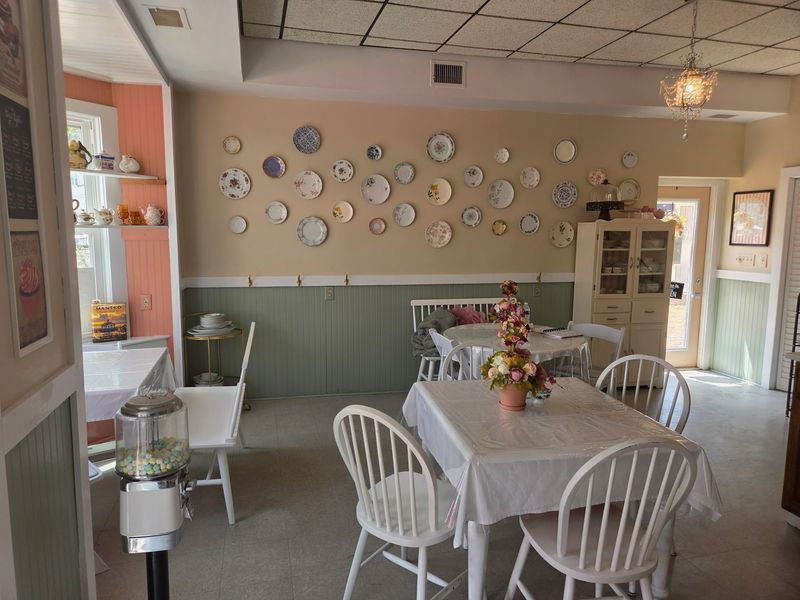 10 North Carolina Hole-In-The-Wall Tea Rooms With Southern Desserts Worth Craving - Decor Hint Mia's Bake Shop & Tea Room, Manteo