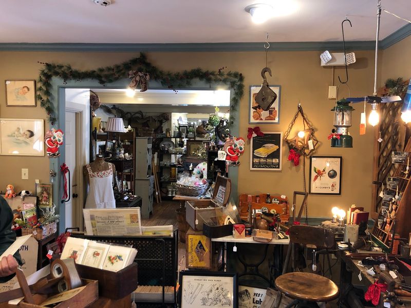 This Connecticut Antique Center Is Packed With Vintage Decor, Collectibles And Records You Can Browse For Hours - Decor Hint Vintage Decor Fills Rooms And Corners