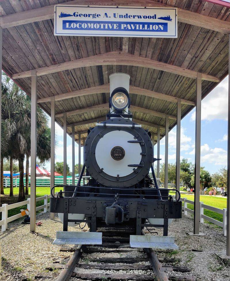 9 Scenic Train Rides In Florida That Feel Like A Fairytale - Decor Hint Lakes Park