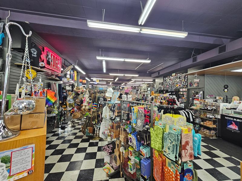 Flip Through Thousands Of Records At This Idaho Shop Spinning Since 1977 - Decor Hint An Easy Walk To Lunch And More