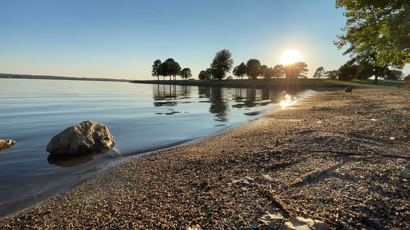 Nebraska Has A Lake With Sandy Swimming Beaches Hundreds Of Miles From The Nearest Ocean - Decor Hint A Beach Twenty Minutes From Lincoln