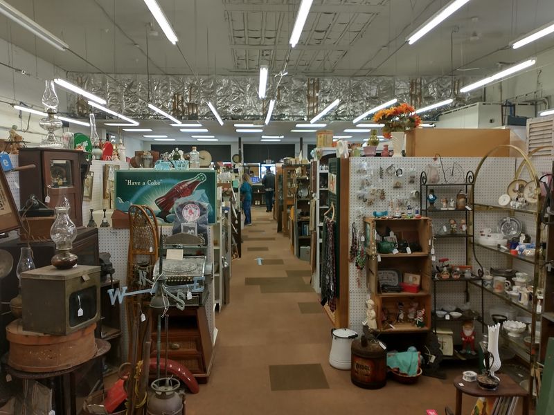 8 Gigantic New Hampshire Secondhand Shops Worth Driving Miles To Browse - Decor Hint Antiques On Elm, Manchester