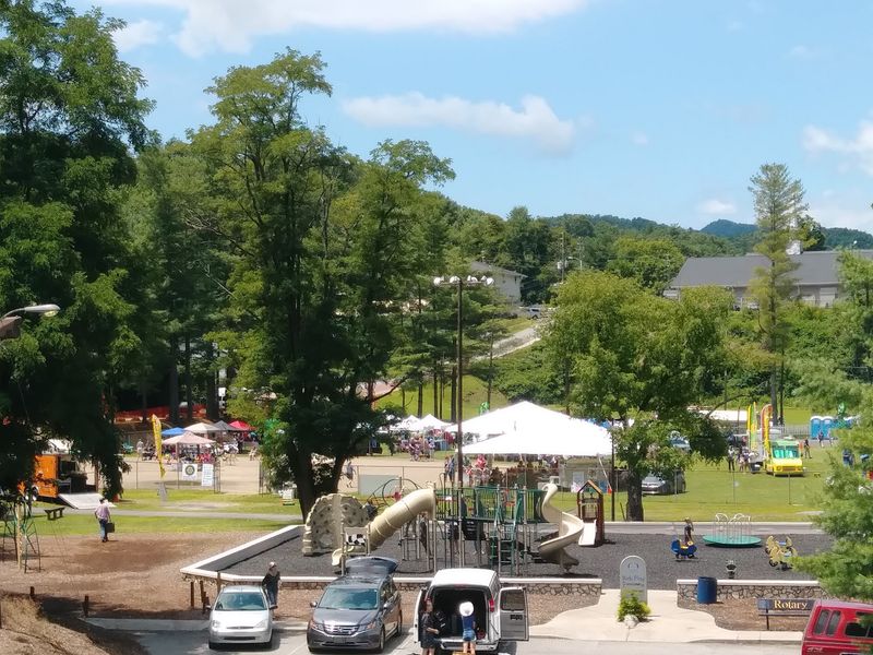 These North Carolina Mountain Towns Are Made For Escaping A September Heatwave - Decor Hint Spruce Pine