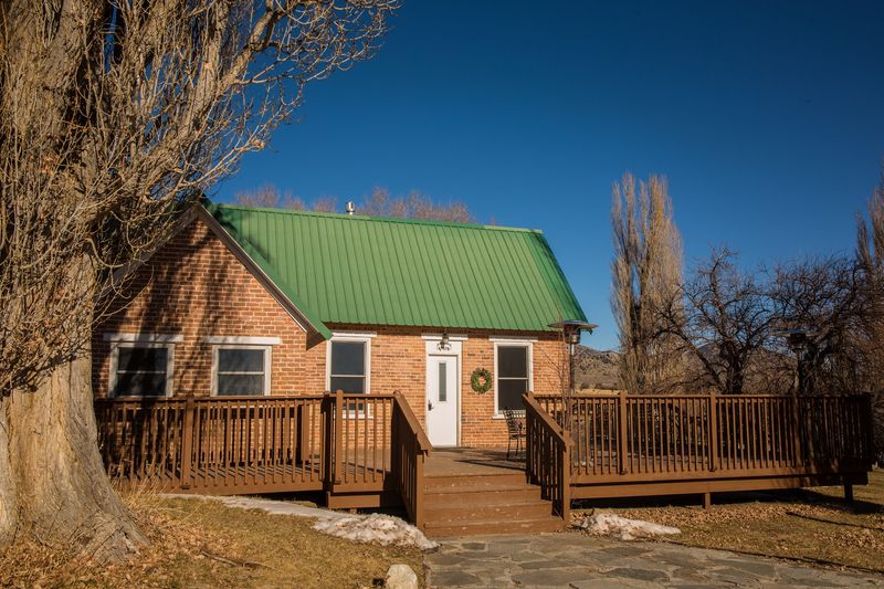 This Idaho Park's Easy Hikes Wind Through Giant Rocks That Hide Prehistoric Pictographs - Decor Hint The Lodge With A Wraparound Deck