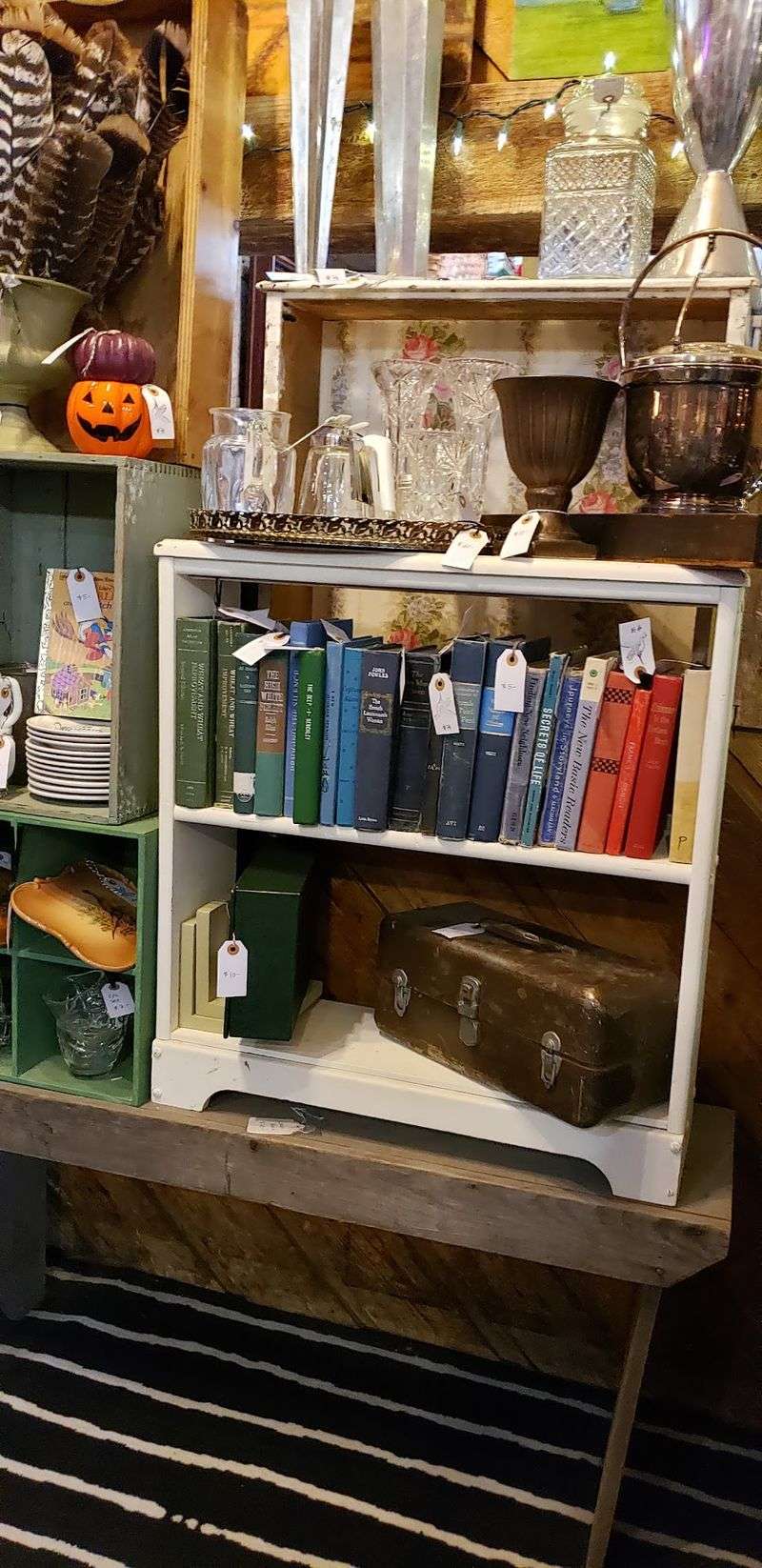 You Can Lose A Whole Afternoon Getting Lost Among The Vendors In This Deceptively Huge Idaho Antique Mall - Decor Hint Books, Vinyl, and Paper Treasures